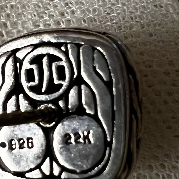 John Hardy Sterling Silver and 22 karat gold earrings. - Picture 4 of 11